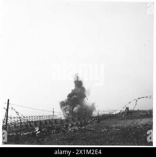 BONIFICA DELLE MINE CON UN GETTO D'ACQUA AD ALTA PRESSIONE - Una miniera che esplode, British Army Foto Stock