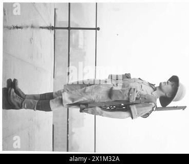 Un soldato indossa un kit tropicale emesso per il dispiegamento all'estero, British Army. Foto Stock