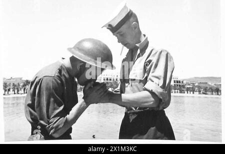 Le flotte navali alleate sono ancorate nel porto di Bizerta, mentre il personale dell'esercito britannico interagisce a terra durante il periodo della seconda guerra mondiale. Foto Stock