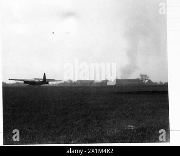 LE TRUPPE AVIOTRASPORTATE SBARCANO AD EST DEL RENO - Gliders sbarcano fuori Hamminkeln, British Army, 21st Army Group Foto Stock