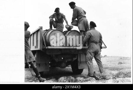 IL CONVOGLIO D'ACQUA DEL DESERTO VA ALLA RICERCA DI RIFORNIMENTI D'ACQUA DOLCE - dopo che l'acqua è stata trasportata, viene trasferita dalle barili alle botti e ai serbatoi, British Army Foto Stock