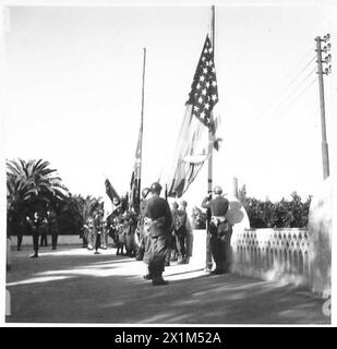 L'OCCUPAZIONE ALLEATA DEL NORD AFRICA FRANCESE, 1942-1945 - bandiere nazionali americane, francesi e britanniche issate all'apertura cerimoniale del quartier generale alleato nordafricano ad Algeri, 17 novembre 1942, French Army, British Army, US Army Foto Stock