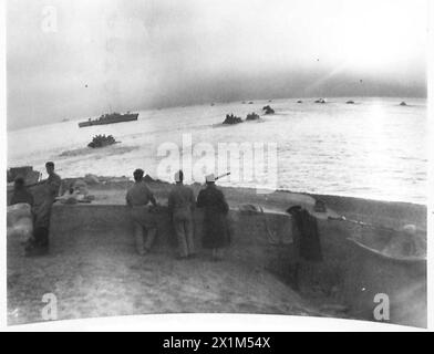 LE PRIME FOTO DELL'INVASIONE DELLA TERRAFERMA ITALIANA - la scena in cui le anfibie "anfibie" entrano in acqua a Messina, carichi di uomini e attrezzature, l'esercito britannico Foto Stock