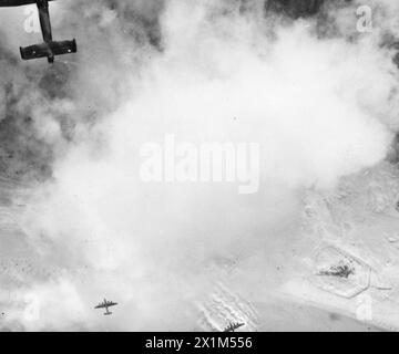 Fotografia aerea verticale di un attacco alla luce del giorno di 872 aerei sulle posizioni difensive tedesche intorno a Calais, che mostra tre Handley Page Halifax da un Avro Lancaster su una batteria costiera con marcatori Target Indicator e ostacoli all'atterraggio, la Royal Air Force. Foto Stock