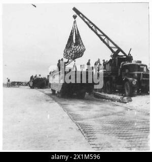 I Dukws sono mostrati caricare e scaricare il carico a Mulberry B, maneggiando circa 2.700 tonnellate al giorno durante le operazioni dell'esercito britannico, 21st Army Group. Foto Stock