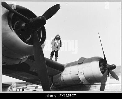 SCONFIGGENDO l'ARMA CHIAVE DELLA GERMANIA: LIBERATOR contro U-BOAT - 9576 (foto pubblicata nel 1943) Flying Officer Turner che aveva un U-boat confermato come affondato poco prima che questa fotografia fosse scattata, Royal Air Force Foto Stock