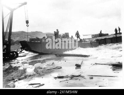 ITALIA : SBARCO ALLEATO A SUD DI ROMA - Vista generale della spiaggia con gru mobile in primo piano, British Army Foto Stock