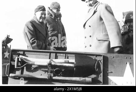I comandanti alleati visitarono le truppe britanniche e americane, osservando una dimostrazione da parte di una portaerei americana, tra cui il XIX corpo e la 3rd Armoured Division. Foto Stock