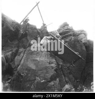 NUOVO METODO PER SALVARE LE VITTIME DI SCOGLIERE - il paziente, assicurato sulla barella, è ora abbassato lungo la scogliera, British Army Foto Stock