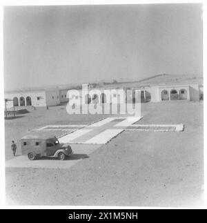 IMMAGINI DI TOBRUK : VITA IN Un OSPEDALE DI TOBRUK - Una grande Croce Rossa che è stata collocata nel terreno dell'ospedale, che può essere visto da aerei nemici, l'esercito britannico Foto Stock