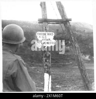 ITALIA : QUINTO ARMYWITH L'AMERICANO SUL FRONTE DI VENAFRO - questi quattro colpi che corrono in sequenza, raccontano la storia di un soldato americano che ignora i cartelli dell'esercito e le esercitazioni stradali, British Army Foto Stock