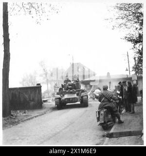 LE TRUPPE IN AVANZATA RAGGIUNGONO CELLE - corazzatura britannica che passa attraverso celle dopo la sua cattura, British Army, 21st Army Group Foto Stock