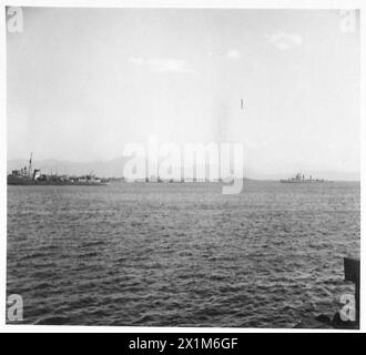 LE BATTAGLIE DI MONTE CASSINO, GENNAIO-MAGGIO 1944 - la prima battaglia di Monte Cassino, 17 gennaio-11 febbraio 1944.navi e mezzi da sbarco con le forze della Quinta Armata americana e le loro scorte si riunirono per l'assalto alla linea Gustav nella Baia di Napoli, 16 gennaio 1944. Il Vesuvio può essere visto sullo sfondo, l'esercito degli Stati Uniti, la marina degli Stati Uniti Foto Stock