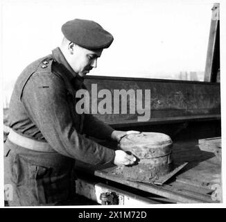 PULIZIA DELLE MINE CON GETTO D'ACQUA AD ALTA PRESSIONE - Capitano C.Cann, GM., RE., che ha svolto un ruolo importante nella progettazione dell'apparato con una delle miniere da spiaggia, l'esercito britannico Foto Stock