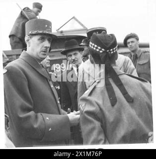 IL GENERALE DE GAULLE SBARCA IN FRANCIA - il generale de Gaulle parla con un membro dello staff del generale Montgomery (maggiore Sandford) dopo essere sbarcato in Francia oggi, nell'esercito britannico, nel 21° gruppo d'armate Foto Stock