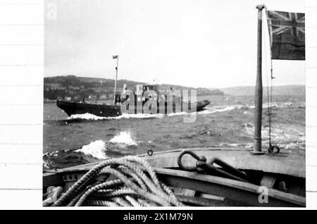 Le imbarcazioni alimentate a vapore operano in mare come parte dell'addestramento condotto dal Royal Army Service Corps, British Army. Foto Stock