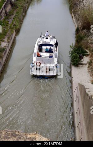 Passaggio del tunnel di Malpas. Gite in barca sul Canal du Midi vicino a Beziers. Occitania, Francia Foto Stock