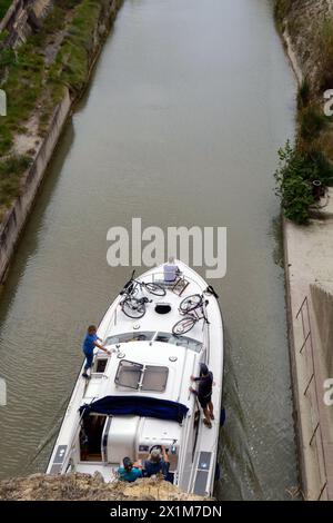 Passaggio del tunnel di Malpas. Gite in barca sul Canal du Midi vicino a Beziers. Occitania, Francia Foto Stock