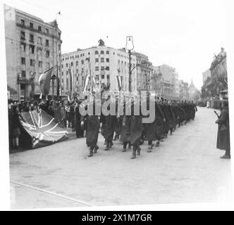 Le forze partigiane, tra cui cavalieri, fanteria e carri armati, sfilano attraverso Belgrado durante le celebrazioni in Jugoslavia del 27 marzo, osservate dall'esercito britannico. Foto Stock