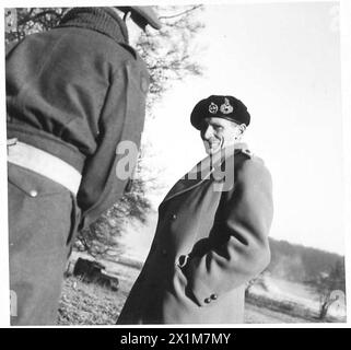 I COMANDANTI ALLEATI VISITANO LE TRUPPE BRITANNICHE E AMERICANE - il generale Montgomery fotografato durante la sua visita, British Army Foto Stock