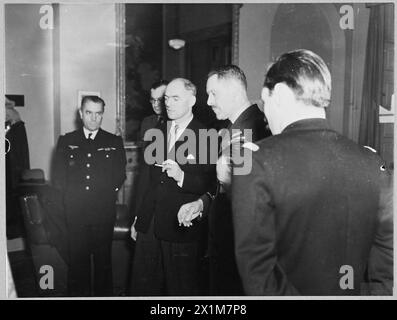 IL MINISTRO DELL'ARIA FRANCESE VISITA IL COMANDO CACCIA R.A.F. - M. TilIon, ministro dell'aria francese, ha visitato il quartier generale del comando caccia R.A.F. il 22 dicembre 1944, con membri della missione aerea francese. Foto (pubblicato nel 1945) mostra - M. TilIon fotografato con il maresciallo dell'aria Sir Roderic Hill, Air Officer Commanding- in-Chief, Fighter Command, presso il quartier generale del comando, Royal Air Force Foto Stock