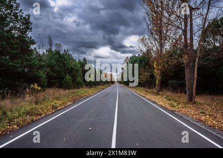 Vista prospettica lungo la strada, autunno, nuvole spettacolari sullo sfondo. Pripyat City, Chernobyl Exclusion zone, Ucraina Foto Stock