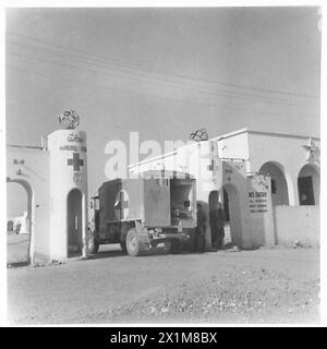 FOTO DI TOBRUK : VITA IN Un OSPEDALE DI TOBRUK - un'ambulanza che trasporta feriti, entra nell'ospedale, British Army Foto Stock