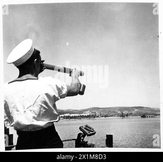 Le flotte alleate sono di stanza al porto di Bizerta, dove il personale dell'esercito britannico Jack e Tommy sono raffigurati insieme, con i prigionieri presenti nell'area. Foto Stock