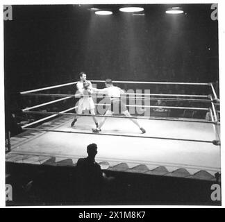 ARMY BOXING CHAMPIONSHIPS - Scene durante i round della finale dei pesi welter professionisti. Sgt.Instr.R.James [A.P.T.C] B. Sgt.Installa. A.Danahar [A.P.T.C.] indossando pantaloncini neri, Sgt.Inst. A. Danahar è stato il vincitore, British Army Foto Stock