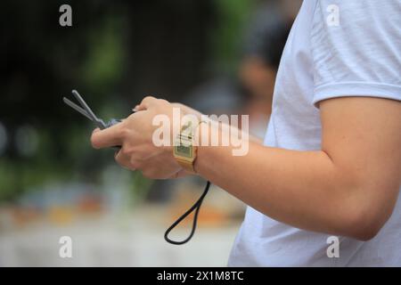 Un uomo che usa il telecomando del drone Foto Stock