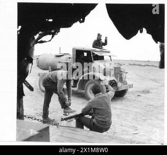 IL CONVOGLIO D'ACQUA DEL DESERTO VA ALLA RICERCA DI RIFORNIMENTI DI ACQUA DOLCE - il convoglio d'acqua si prepara a partire alla ricerca di pozze d'acqua dolce e di un nuovo rifornimento per l'unità, il British Army Foto Stock