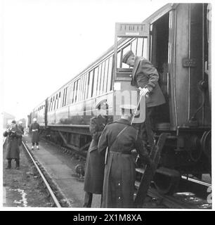 I COMANDANTI ALLEATI VISITANO LE TRUPPE BRITANNICHE E AMERICANE - il generale Eisenhower lascia il treno speciale che usò durante il suo tour, il British Army Foto Stock