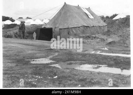 Le infermiere della Quinta Armata britannica nella testa di ponte di Anzio utilizzano una tenda ben scavata per la protezione contro bombe antipersona e frammenti di conchiglia. Foto Stock