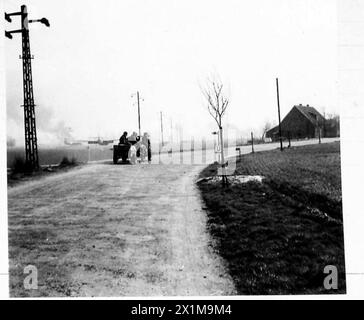 LE TRUPPE AVIOTRASPORTATE SBARCANO AD EST DEL RENO - le truppe Glider si schiantano lungo la strada verso Hamminkeln, British Army, 21st Army Group Foto Stock