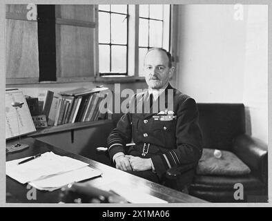 RAF A.O.C. BALLOON COMMAND - Un recente studio ritratto del maresciallo aereo Sir E.L. Gossage, KCB.,CVO.,DSO.,MC., A.O.C. RAF Balloon Command, alla sua scrivania. (Foto rilasciata nel 1943) , Royal Air Force Foto Stock