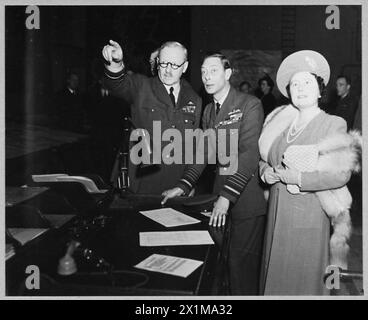 KING & QUEEN VISIT BOMBER COMMAND - il re e la regina hanno fatto una visita privata al quartier generale del R.A.F. Bomber Command nel paese oggi, 7 febbraio 1944. Il re e la regina hanno parlato con gli uomini che stanno dirigendo l'offensiva aerea della Gran Bretagna. Il maresciallo capo dell'aria Sir Arthur T. Harris, KCB., OBE., AFC., Comandante in Capo Bomber Command, e' qui a mostrare ai loro superiori la sala delle operazioni, la Royal Air Force Foto Stock