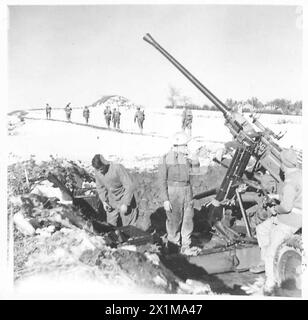 NEVE IN ITALIA - fanteria del 1° miliardo. Green Howards passa una pistola Bofors mentre si dirigono verso il fronte, British Army Foto Stock