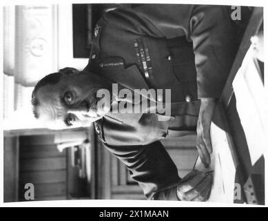 IL ROYAL TANK CORPS RECLUTA IN ADDESTRAMENTO A FARNBOROUGH - Lieut-Colonel Barker, British Army Foto Stock