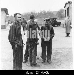 LE TRUPPE IN AVANZATA RAGGIUNGONO CELLE - Un gruppo di prigionieri di guerra russi liberati a Stalag XIB, British Army, 21st Army Group Foto Stock