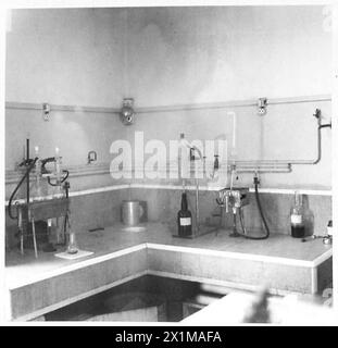 I test sugli alimenti in Nord Africa mostrano le attrezzature dell'esercito britannico per la saponificazione e l'estrazione dei grassi sulla sinistra, con la distillazione dei solventi sulla destra, utilizzando bagni ad acqua improvvisati. Foto Stock