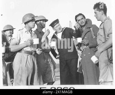 ARRIVO DELLE TRUPPE EVACUATE DA CRETA - Un marinaio che chiacchiera con alcuni Maori, che vengono visti rinfrescarsi con una tazza di tè del loro arrivo da Creta, British Army Foto Stock