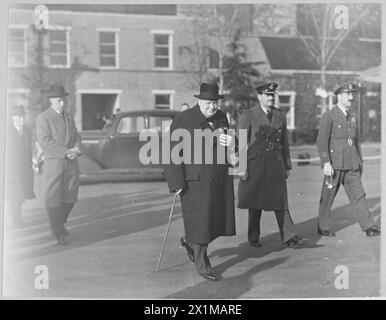 SIGNOR CHURCHILL VOLA VERSO IL CONTINENTE - domenica 11 novembre 1945, Winston Churchill ha volato dalla stazione R.A.F. di Northolt al continente in un Transport Command Dakota. Sarà ricevuto dal Principe Reggente e dalla Regina madre del Belgio quando visiterà Bruxelles giovedì 15 novembre. Il signor Churchill cenerà al palazzo e parteciperà a una sessione congiunta del Parlamento. La laurea in giurisprudenza Honiris causa gli sarà conferita presso l'Università di Bruxelles, e presso l'Ambasciata britannica il Rettore dell'Università di Lovanio gli presenterà una laurea simile. Lo sarà anche il signor Churchill Foto Stock