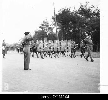 CANCELLIERE DELLO SCACCHIERE VISITA I CAPI DI GUERRA E IL FELDMARESCIALLO MONTGOMERY CON 52 DIV (PIANURA) - il Comandante in Capo prende il saluto come 156 Bde. Tubi e tamburi guidano il passato di marzo, British Army, 21st Army Group Foto Stock