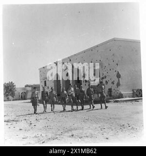 IMMAGINI DA TOBRUK : VITA IN Un OSPEDALE A TOBRUK - ordini ospedale, andare a pranzo, visto passare una bomba reparto cicatrici, British Army Foto Stock