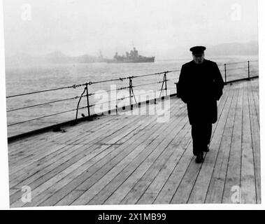 VIAGGIO DI RITORNO DEL PRIMO MINISTRO ATTRAVERSO L'ATLANTICO - il primo Ministro a bordo della HMS Prince of Wales durante il viaggio di ritorno attraverso l'Atlantico, British Army Foto Stock