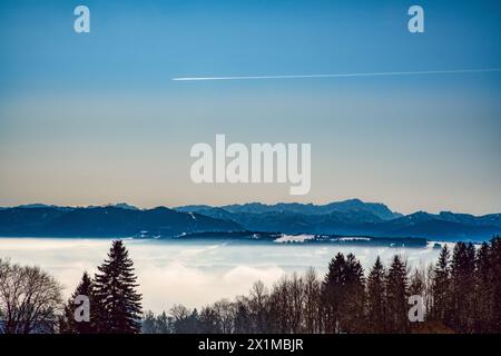 Mare di nebbia di fronte alle Alpi, vista da Hohenpeissenberg Foto Stock