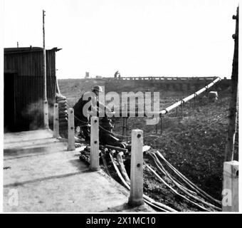 PULIZIA DELLE MINE CON GETTO D'ACQUA AD ALTA PRESSIONE - tubazione ad alta pressione dal vano pompe al monitor, British Army Foto Stock