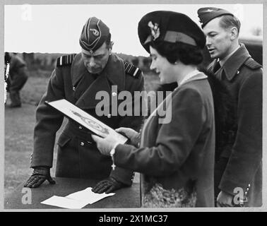 IL RE e LA REGINA VISITANO UNA STAZIONE DI CACCIA R.A.F. - il re e la regina hanno fatto visita ad una stazione di caccia R.A.F. dove hanno parlato con gli uomini, e hanno presentato una cresta al comandante di un Air/Sea Rescue Squadron. (Foto pubblicata nel 1943). La regina guardava una cresta che il re in seguito consegnò al comandante di uno squadrone di soccorso aereo/marittimo, la Royal Air Force Foto Stock