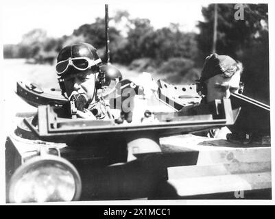 FAST SCOUT TANK IN ESERCIZIO: Il comandante delle truppe tiene d'occhio gli esercizi, British Army Foto Stock