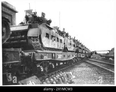 CARICAMENTO DI CARRI ARMATI SU Uno SPECIALE TRASPORTATORE FERROVIARIO - carri armati a bordo del treno, British Army Foto Stock